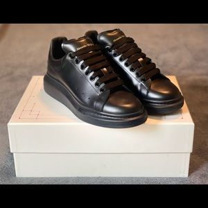 Alexander McQueen Men's Oversized Sneaker in Black